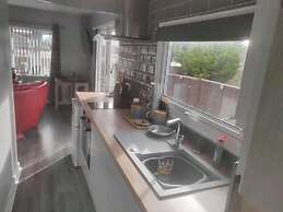 1br-garden-parking-pets-10 Mins to Beach