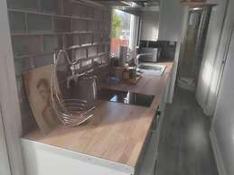 1br-garden-parking-pets-10 Mins to Beach