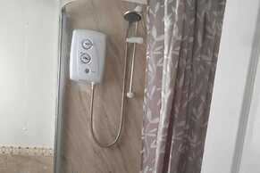 1br-garden-parking-pets-10 Mins to Beach