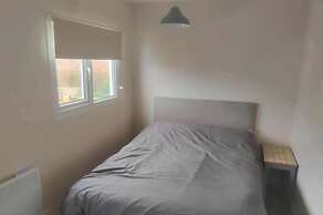 1br-garden-parking-pets-10 Mins to Beach