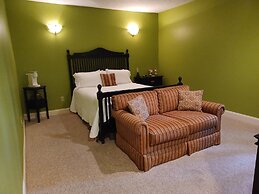 Natchez Manor Bed & Breakfast
