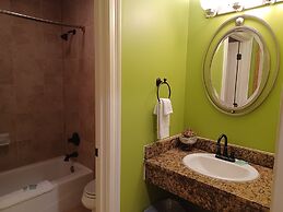 Natchez Manor Bed & Breakfast