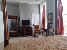 Natchez Manor Bed & Breakfast