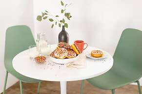 5 Private Rooms Sleeps 14 Wesley Studio Buyout