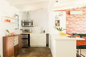 5 Private Rooms Sleeps 14 Wesley Studio Buyout