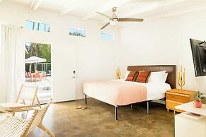 5 Private Rooms, Sleeps 14 Wesley Studio Buyout