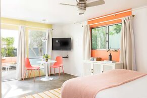 5 Private Rooms, Sleeps 14 Wesley Studio Buyout