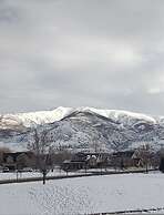 Farmington Gem 6BR Private Fenced Yard Sleeps 15