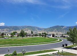 Farmington Gem 6BR Private Fenced Yard Sleeps 15