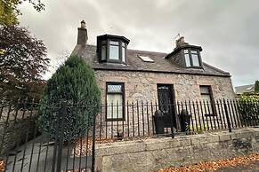 Cozy Aberdeen Cottage With 3 Bedrooms