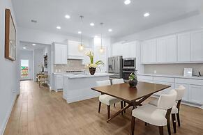 Legacy Haus Modern Stay for 8!