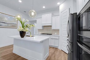 Legacy Haus Modern Stay for 8!