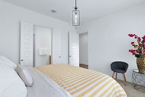 Legacy Haus Modern Stay for 8!