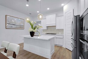 Legacy Haus Modern Stay for 8!