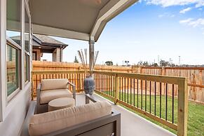 Legacy Haus Modern Stay for 8!