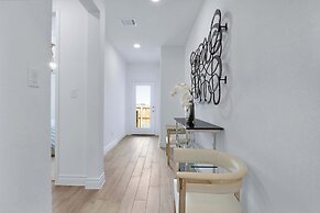 Legacy Haus Modern Stay for 8!