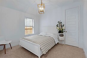 Legacy Haus Modern Stay for 8!