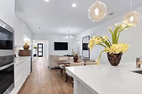 Legacy Haus Modern Stay for 8!