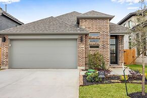 Legacy Haus Modern Stay for 8!