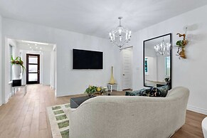 Legacy Haus Modern Stay for 8!