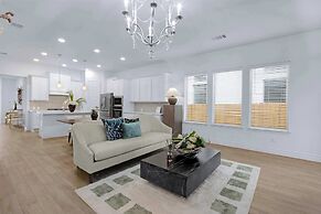 Legacy Haus Modern Stay for 8!