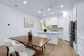 Legacy Haus Modern Stay for 8!