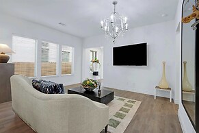 Legacy Haus Modern Stay for 8!