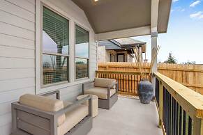 Legacy Haus Modern Stay for 8!