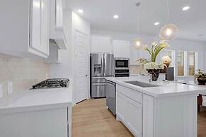 Legacy Haus Modern Stay for 8!