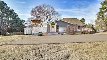 9 Mi to Downtown: Sanford Home w/ Hot Tub