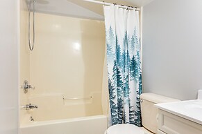 4 Mi to Lake Superior: Calumet Getaway!