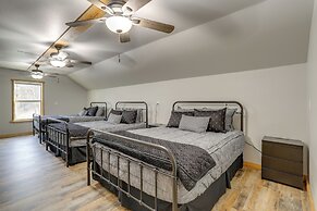 Greers Ferry Lake Access & Deck: Group Getaway!