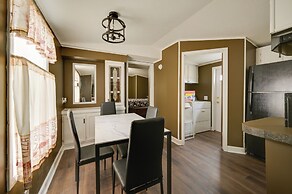 8 Mi to Dtwn Greenville: Bethel Home w/ Yard