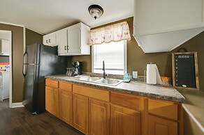 8 Mi to Dtwn Greenville: Bethel Home w/ Yard