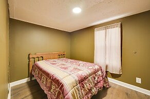 8 Mi to Dtwn Greenville: Bethel Home w/ Yard