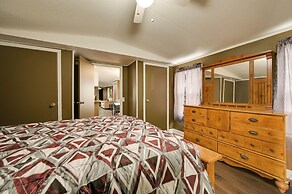 8 Mi to Dtwn Greenville: Bethel Home w/ Yard