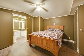 8 Mi to Dtwn Greenville: Bethel Home w/ Yard