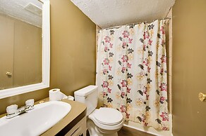 8 Mi to Dtwn Greenville: Bethel Home w/ Yard