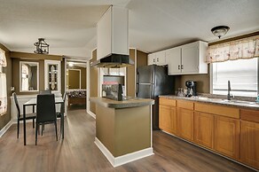 8 Mi to Dtwn Greenville: Bethel Home w/ Yard