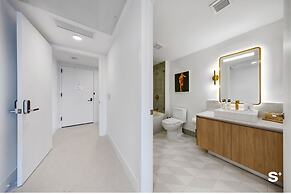 Downtown 1BR Apt with Skyline Views