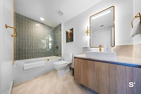 Downtown 1BR Apt with Skyline Views