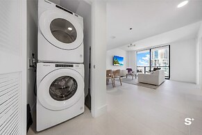 Downtown 1BR Apt with Skyline Views