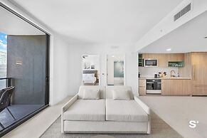 Downtown 1BR Apt with Skyline Views