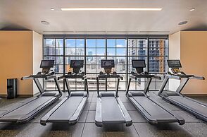 Downtown 1BR Apt with Skyline Views