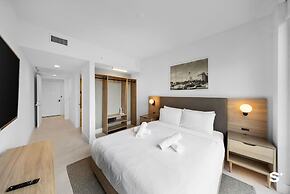 Downtown 1BR Apt with Skyline Views