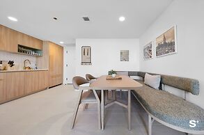 Downtown 1BR Apt with Skyline Views