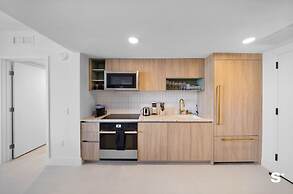 Downtown 1BR Apt with Skyline Views