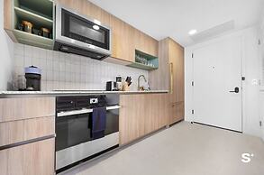 Downtown 1BR Apt with Skyline Views