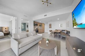 Downtown 1BR Apt with Skyline Views