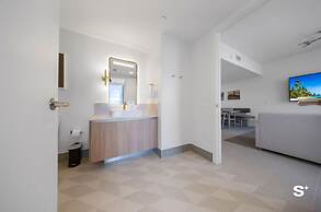 Downtown 1BR Apt with Skyline Views